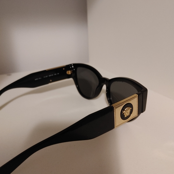 Women's Versace polarized sunglasses. - Picture 3 of 4